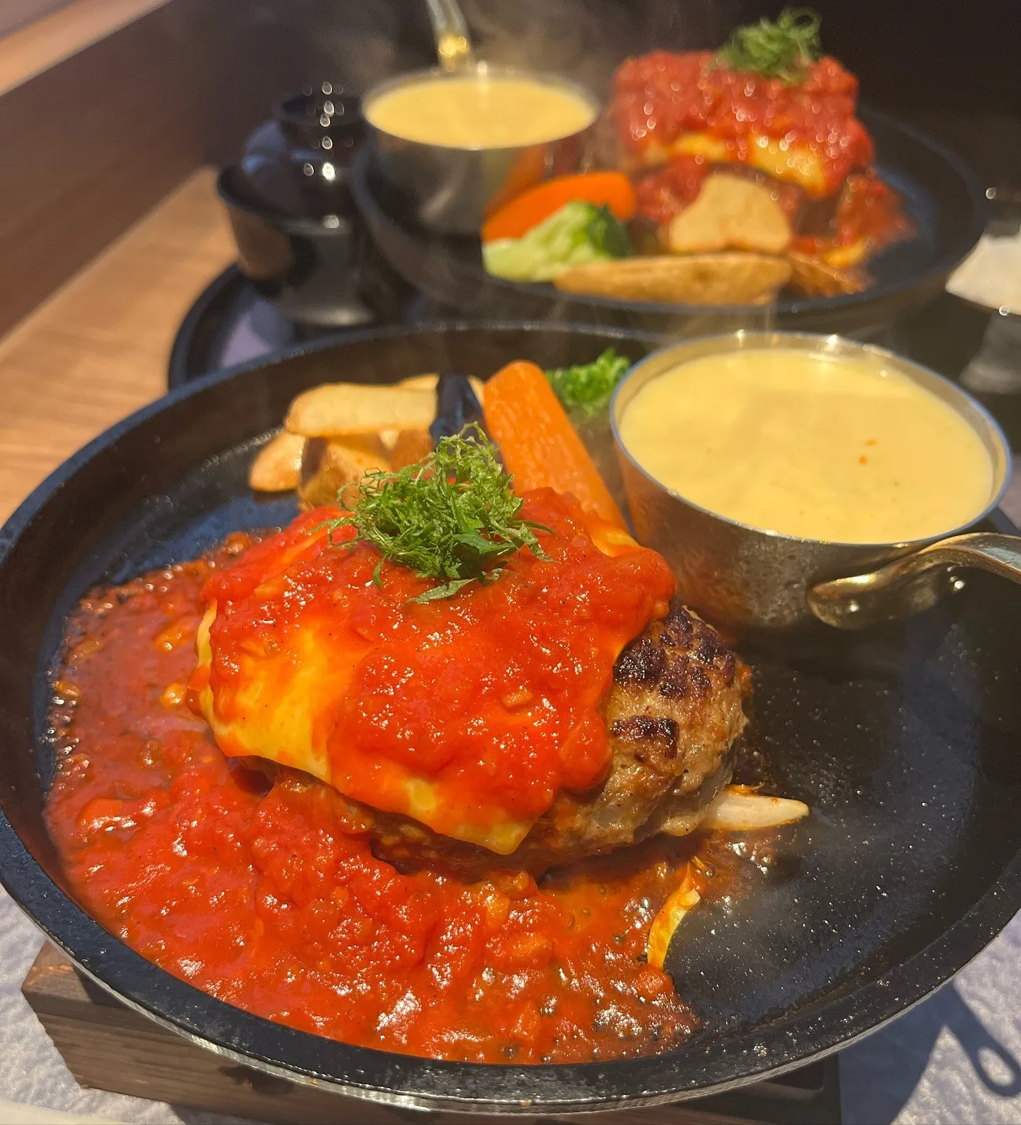 ランチメニューのトマトチーズハンバーグです🍅